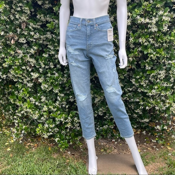 NWT Signature Gold Levi’s Jr Mom Distressed Crop Jeans - Picture 1 of 12